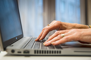 Finger auf Laptoptastatur