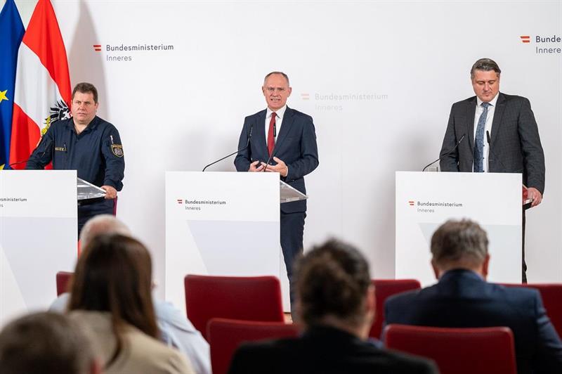 Bundespolizeidirektor Michael Takacs, Innenminister Gerhard Karner und stv. DSN-Direktor Michael Lohnegger bei der Pressekonferenz.
