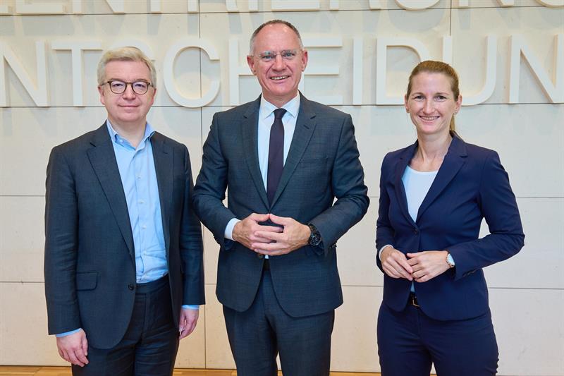 Innenminister Gerhard Karner mit KSÖ-Präsident Michael Höllerer und Sylvia Mayer, stellvertretende Direktorin der DSN.